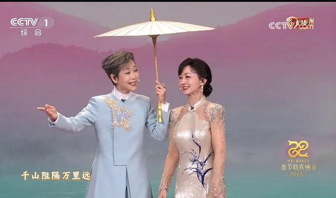 式穿搭！王菲、赵雅芝等20位女明星穿搭解析AG旗舰厅最新版2025年春晚带火了新中(图1)