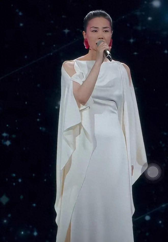 式穿搭！王菲、赵雅芝等20位女明星穿搭解析AG旗舰厅最新版2025年春晚带火了新中(图2)