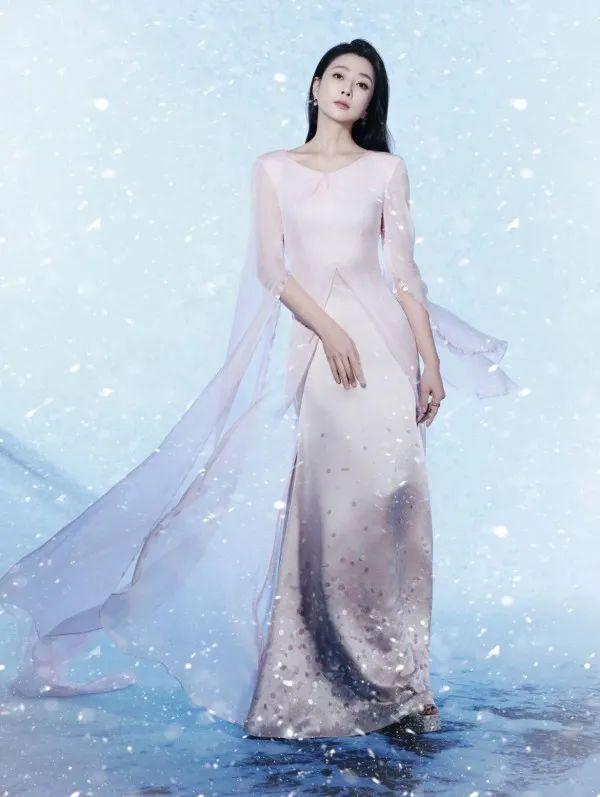 式穿搭！王菲、赵雅芝等20位女明星穿搭解析AG旗舰厅最新版2025年春晚带火了新中(图14)