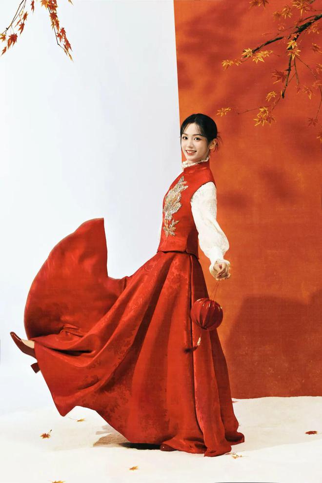 式穿搭！王菲、赵雅芝等20位女明星穿搭解析AG旗舰厅最新版2025年春晚带火了新中(图16)