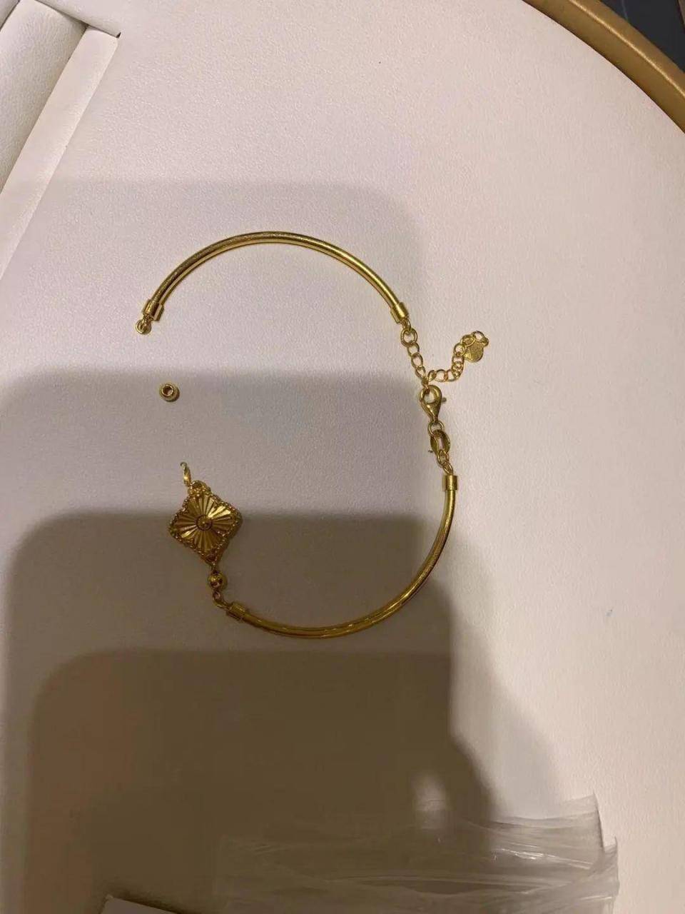 到一天就断裂！商家：换新要另付1000多元AG旗舰厅网站女子在知名品牌买黄金手链