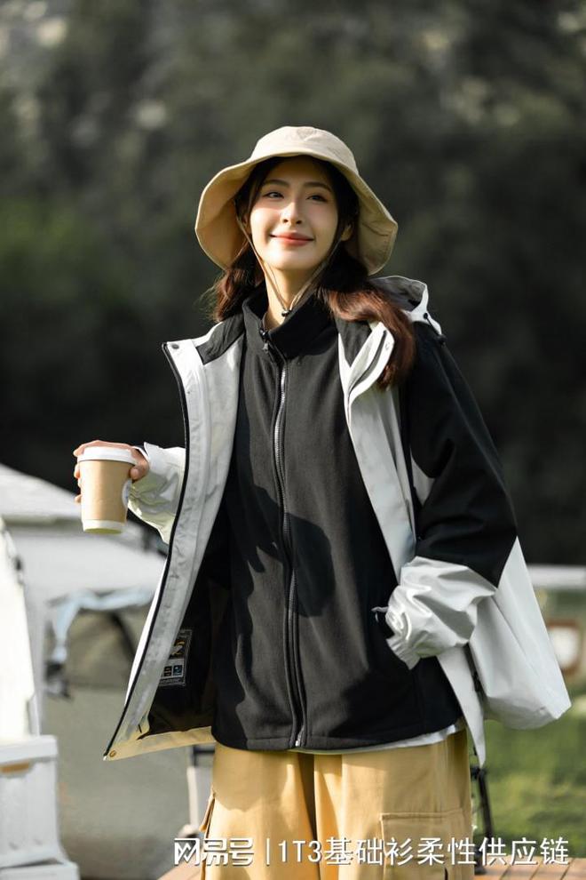何巧妙穿搭冲锋衣尽享防水御寒魅力AG旗舰厅网站秋冬户外必备：如(图2)