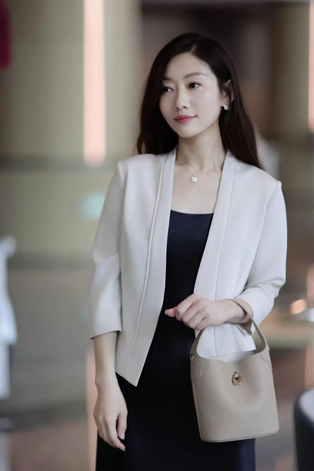 凡的搭配最高级！AG旗舰厅简而不(图2)